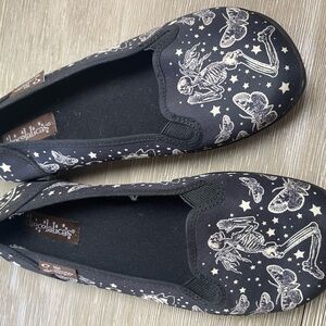 Chocolaticas Black Skeleton Fallen Angels Print Women's Loafers